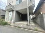 周辺の街並みの中で適度な主張、生活に溶け込むシンプルなデザインの外観が魅力の一戸建です。
