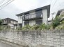周辺の街並みの中で適度な主張、生活に溶け込むシンプルなデザインの外観が魅力の一戸建です。
