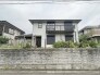 周辺の街並みの中で適度な主張、生活に溶け込むシンプルなデザインの外観が魅力の一戸建です。
