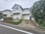 周辺の街並みの中で適度な主張、生活に溶け込むシンプルなデザインの外観が魅力の一戸建です。
