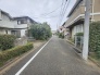 安心して暮らすことのできる住宅街。　住宅地の道路は一般に交通量が少なく車などの騒音が少ないため、住民にとって静かな生活環境が提供されます。
