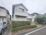 周辺の街並みの中で適度な主張、生活に溶け込むシンプルなデザインの外観が魅力の一戸建です。
