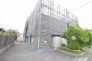 街並みに溶け込む落ち着いた佇まいが、日々の暮らしに穏やかな安心感を運びます。
