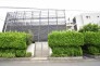 周辺の街並みの中で適度な主張、生活に溶け込むシンプルなデザインの外観が魅力の建物です。
