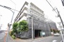 街並みに溶け込む落ち着いた佇まいが、日々の暮らしに穏やかな安心感を運びます。
