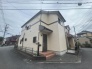 周辺の街並みの中で適度な主張、生活に溶け込むシンプルなデザインの外観が魅力の一戸建です。

