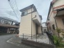 落ち着いた色合いの外壁が周辺の街並みに自然と馴染む佇まいです。
