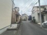 安心して暮らすことのできる住宅街。　住宅地の道路は一般に交通量が少なく車などの騒音が少ないため、住民にとって静かな生活環境が提供されます。

