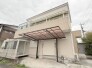 周辺の街並みの中で適度な主張、生活に溶け込むシンプルなデザインの外観が魅力の一戸建です。
