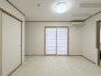 スタイリッシュなデザインと快適な居住性を兼ね備えた洋室。広々とした空間は、自分らしいインテリアを楽しむことができるほか、リラックスした時間を過ごすことができそうです。
