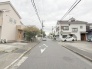 安心して暮らすことのできる住宅街。　住宅地の道路は一般に交通量が少なく車などの騒音が少ないため、住民にとって静かな生活環境が提供されます。
