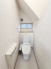 階段下を有効活用したトイレスペース。
便座はもちろんウォシュレット。

