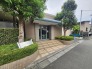 緑豊かな植栽に囲まれたエントランスは訪れる人を心地よく迎えます。