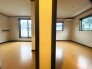 洋室はモダンなデザインと機能性を備え、快適な生活空間に。明るい窓から差し込む自然光が広々とした空間をさらに明るく開放的に感じさせます。

