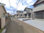 安心して暮らすことのできる住宅街。　住宅地の道路は一般に交通量が少なく車などの騒音が少ないため、住民にとって静かな生活環境が提供されます。
