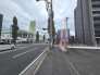 見通しのよい歩道と整った街並みが広がり、日々の移動もスムーズにこなせる穏やかな周辺環境です
