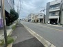 現地のご見学予約もスタートしました。現地ご見学の際、スタッフが様々なご質問に対応いたします、周辺環境、前面道路、建築可能な建物について、ぜひご相談ください。