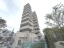 周辺の街並みの中で適度な主張、生活に溶け込むシンプルなデザインの外観が魅力のマンションです。

