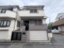 角地に佇む、駅チカの邸。実際に現地をご見学頂くと生活のイメージが広がります。家具を置いたイメージや窓からの景色など、現地で体感ください。