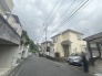 安心して暮らすことのできる住宅街。　住宅地の道路は一般に交通量が少なく車などの騒音が少ないため、住民にとって静かな生活環境が提供されます。
