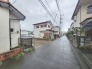 安心して暮らすことのできる住宅街。　住宅地の道路は一般に交通量が少なく車などの騒音が少ないため、住民にとって静かな生活環境が提供されます。
