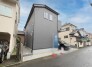 周辺の街並みの中で適度な主張、生活に溶け込むシンプルなデザインの外観が魅力の一戸建です。
