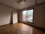洋室はモダンなデザインと機能性を備え、快適な生活空間に。明るい窓から差し込む自然光が広々とした空間をさらに明るく開放的に感じさせます。

