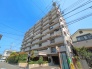 周辺の街並みの中で適度な主張、生活に溶け込むシンプルなデザインの外観が魅力の建物です。
