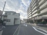 周辺は住宅が建ち並ぶ閑静な住宅街です。
