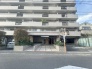 周辺の街並みの中で適度な主張、生活に溶け込むシンプルなデザインの外観が魅力の建物です。
