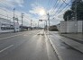 ゆとりある歩道が整備され日常の移動も快適に行える環境です。

