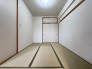 畳の香りと柔らかな光がリラックスした空間を作ります。
