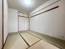 畳の心地よい香りが漂うような伝統的な和の趣を感じさせる空間です。