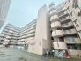 穏やかな街並みに調和する落ち着いた色合いの建物です。