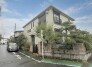 周辺の街並みの中で適度な主張、生活に溶け込むシンプルなデザインの外観が魅力の一戸建です。
