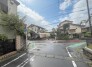 安心して暮らすことのできる住宅街。　住宅地の道路は一般に交通量が少なく車などの騒音が少ないため、住民にとって静かな生活環境が提供されます。
