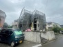 周辺の街並みの中で適度な主張、生活に溶け込むシンプルなデザインの外観が魅力の一戸建です。
