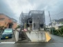 周辺の街並みの中で適度な主張、生活に溶け込むシンプルなデザインの外観が魅力の一戸建です。
