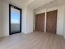 白を基調としたすっきりとした空間に、木目の建具が温もりを添える落ち着きのあるインテリアです

