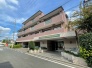 すっきりと整った周辺の街並みに馴染む洗練されたデザインの低層レジデンスです。
