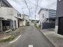 安心して暮らすことのできる住宅街。　住宅地の道路は一般に交通量が少なく車などの騒音が少ないため、住民にとって静かな生活環境が提供されます。
