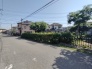 主に二階建てが中心の住宅街。近隣の屋根を高さを見ても、こちらの家と同じくらい。
