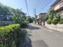 幹線道路から１本入った現地は、想像以上に静かに感じられます。
