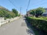 車通りの少ない閑静な住宅地、のびのびした子育てに適します。
