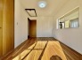 住宅街の２階南向きのお部屋です。日当たりはご覧のとおり。
