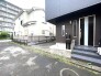 重厚な雰囲気を演出する玄関ドア。ゴシックな色合いが物件の表情を引き締めます。
