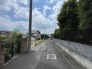 幅員の狭い道ですが、車通りの少ない住宅街に立地してます。
