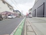 駐車が苦手な方にも嬉しい、前面６ｍ道路に面した住まい。
