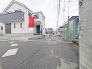 南東の道は幅員がやや狭いですが角地の物件です。
