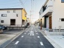 1号棟 前面道路は歩道も整備され、小さなお子様にも安心です。
